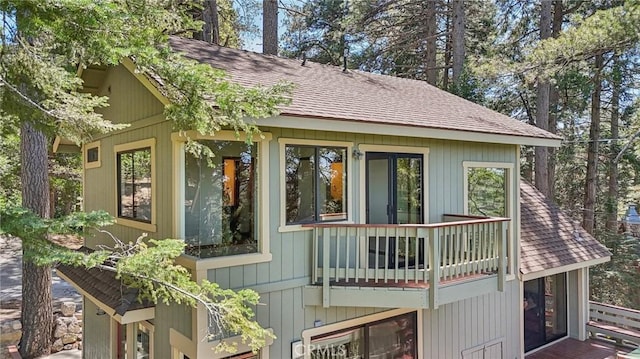 551 Raccoon Ct, Lake Arrowhead, CA 92352 - view of property exterior featuring a shingled roof and a balcony