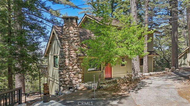 551 Raccoon Ct, Lake Arrowhead, CA 92352 - view of front of house with a chimney