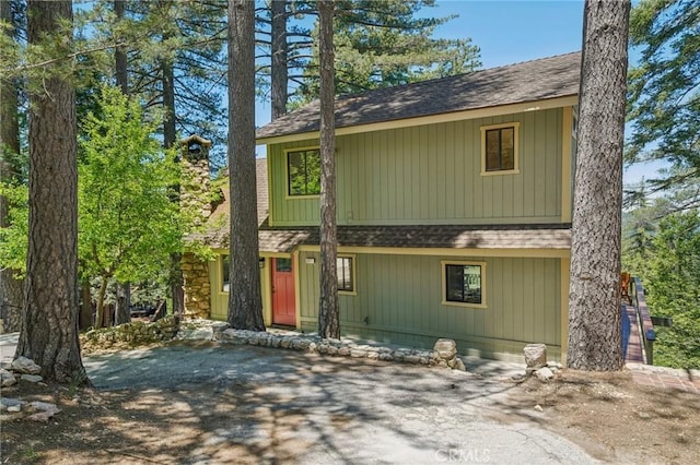 551 Raccoon Ct, Lake Arrowhead, CA 92352 - view of front of house with a shingled roof