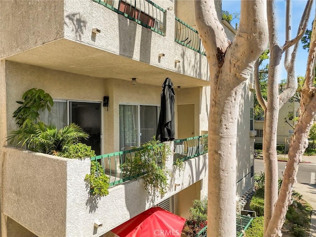 14347 Albers St Unit 207, Sherman Oaks, CA 91401 - view of property exterior featuring stucco siding and a balcony