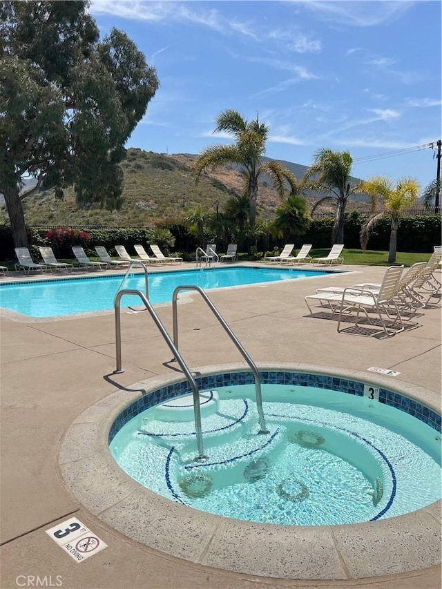 167 Camino Leon, Camarillo, CA 93012 - community pool with a patio and a hot tub