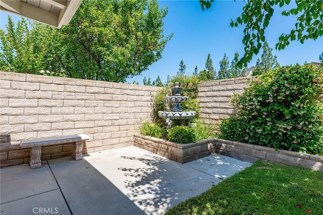 19613 Edmonds Pl, Saugus, CA 91350 - fenced backyard with a patio