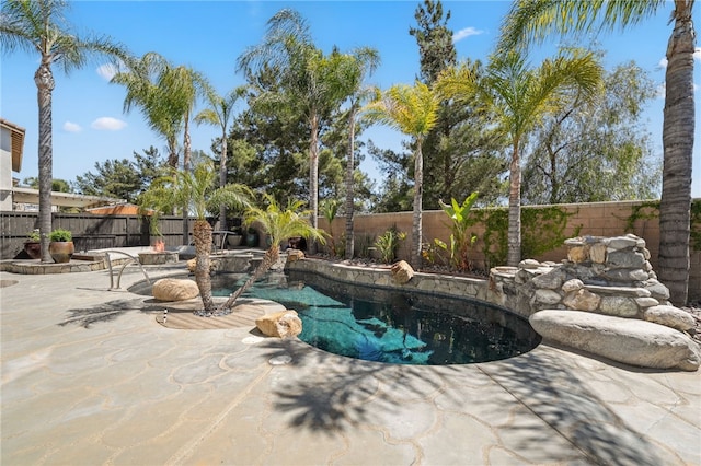 29083 Bent Tree Dr, Murrieta, CA 92563 - view of swimming pool featuring a patio area, a fenced backyard, and a pool with connected hot tub