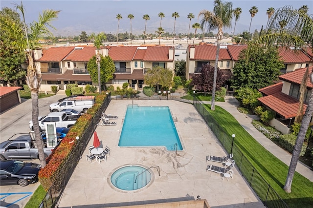 43195 Andrade Ave Unit L, Hemet, CA 92544 - community pool with a hot tub, a residential view, and a patio