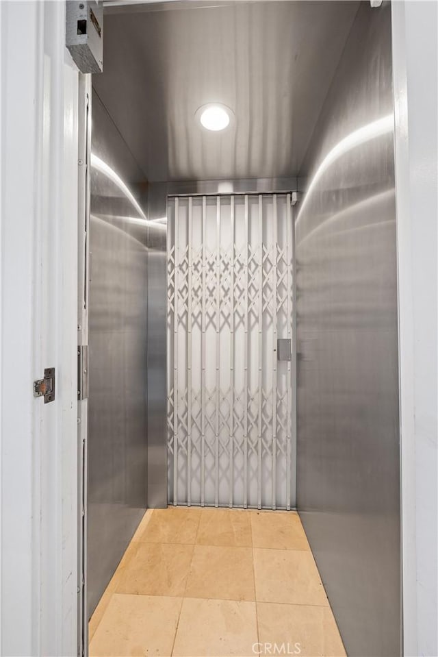901 Summit Dr, Laguna Beach, CA 92651 - elevator featuring a gate