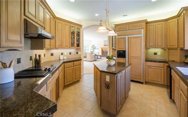 570 Jenny Pl, Arroyo Grande, CA 93420 - kitchen with black appliances, under cabinet range hood, recessed lighting, arched walkways, and tasteful backsplash