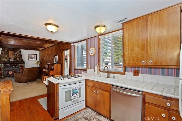 681 Chipmunk Ln, Big Bear Lake, CA 92315 - kitchen featuring stainless steel dishwasher, white gas stove, a sink, light wood-style flooring, and open floor plan