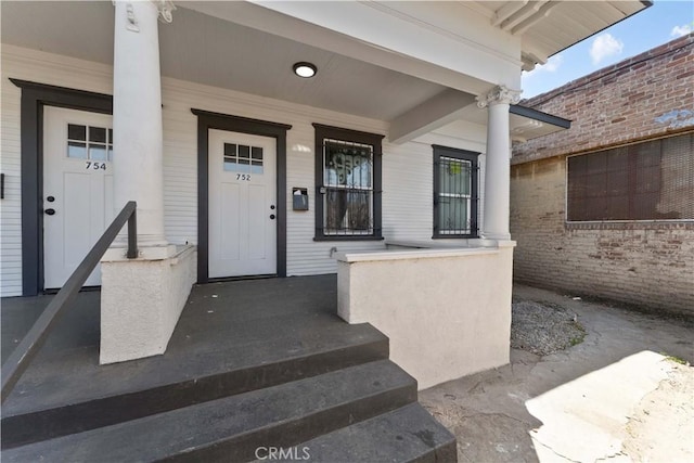 752 E 17th St, Los Angeles, CA 90021 - property entrance featuring covered porch