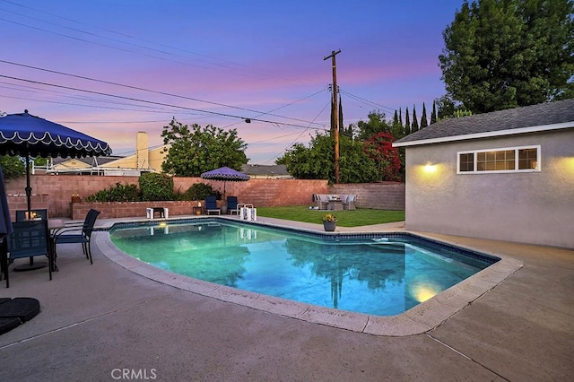 10404 Gaviota Ave, Granada Hills, CA 91344 - pool at dusk featuring a patio, a fenced backyard, and outdoor dining area