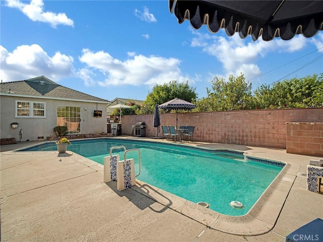 10404 Gaviota Ave, Granada Hills, CA 91344 - view of swimming pool with a patio and a fenced backyard