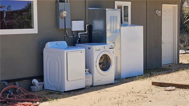 1240 Geronimo Trl, Yucca Valley, CA 92284 - laundry area with washing machine and dryer