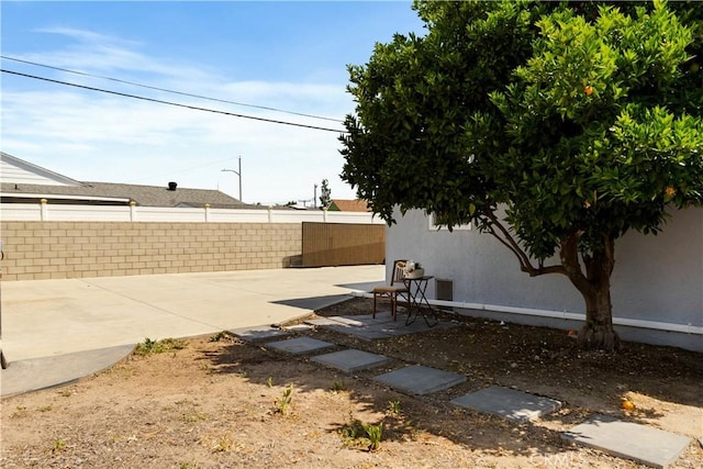 15952 Norcrest Dr, Whittier, CA 90604 - fenced backyard with a patio area