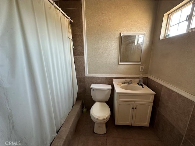 332 S Spring St, Blythe, CA 92225 - full bathroom featuring tile walls, toilet, vanity, tile patterned flooring, and curtained shower