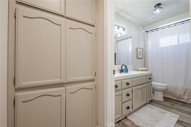 1266 Panorama Point Ct, Merced, CA 95340 - bathroom with wood finished floors, vanity, toilet, and curtained shower