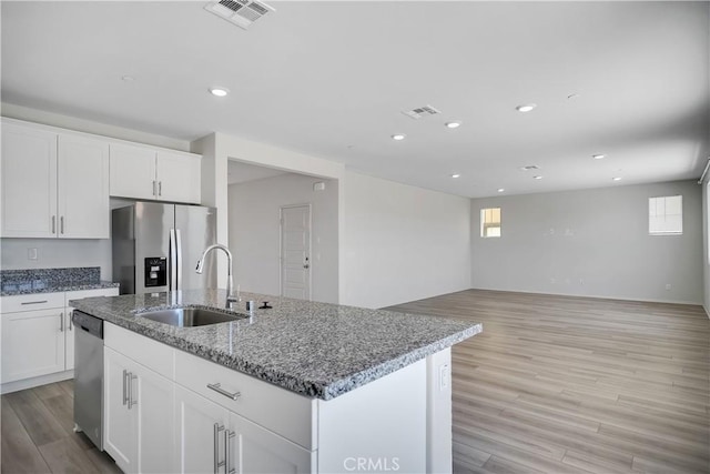 32939 Fleets Rd, Menifee, CA 92584 - kitchen with appliances with stainless steel finishes, light wood-type flooring, plenty of natural light, an island with sink, and recessed lighting