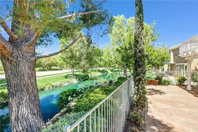 23922 Lakeside Rd, Valencia, CA 91355 - surrounding community featuring a water view