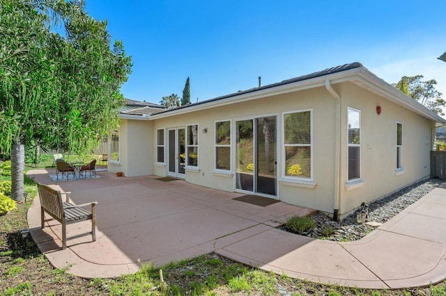 435 Sandalwood Ct, Encinitas, CA 92024 - back of property with stucco siding and a patio
