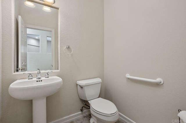 435 Sandalwood Ct, Encinitas, CA 92024 - bathroom with toilet, baseboards, and a sink