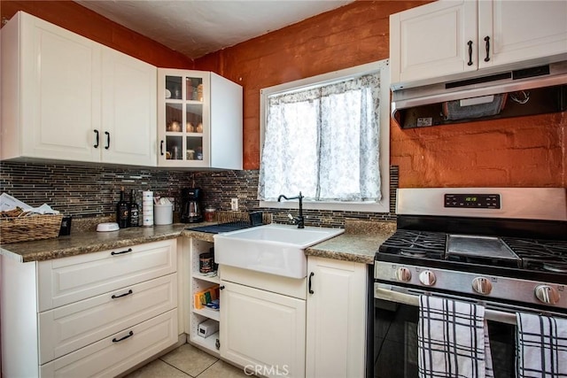 6155 Cahuilla Ave Unit 29, Palms, CA 92277 - kitchen featuring stainless steel range with gas cooktop, a sink, under cabinet range hood, tasteful backsplash, and glass insert cabinets