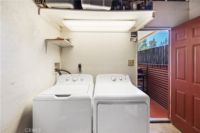 56287 Navajo Trl, Yucca Valley, CA 92284 - laundry room featuring washer and clothes dryer