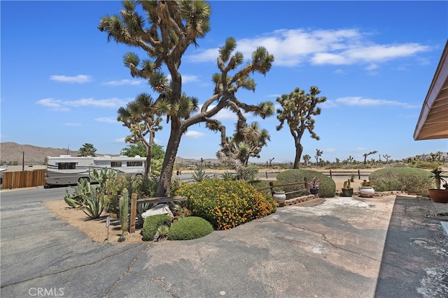 56287 Navajo Trl, Yucca Valley, CA 92284 - view of yard featuring a patio area