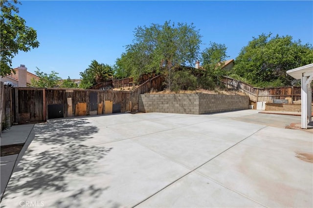 3314 Sandstone Ct, Palmdale, CA 93551 - fenced backyard featuring a patio area