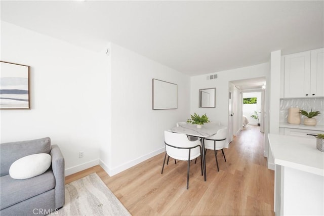 957 S Gramercy Dr Unit 105, Los Angeles, CA 90019 - dining area with light wood-type flooring and baseboards