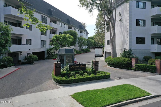631 Wilcox Ave Unit 2E, Los Angeles, CA 90004 - view of home's community with driveway