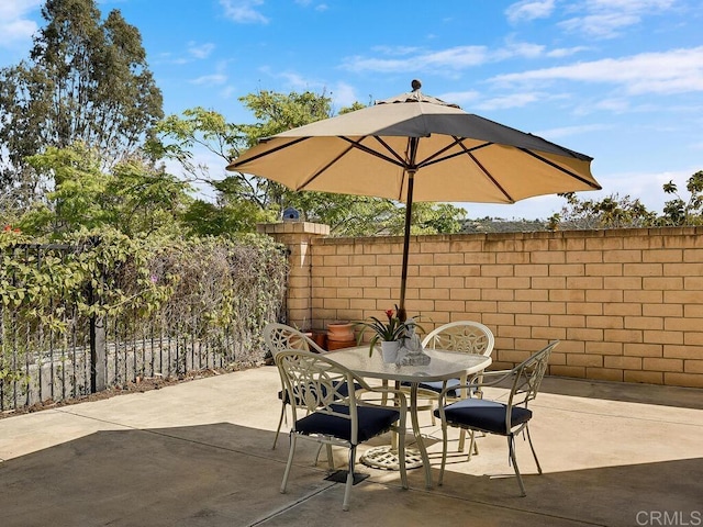 11615 Trailbrook Ln, San Diego, CA 92128 - fenced backyard with outdoor dining area and a patio