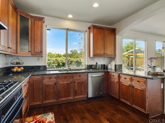 11615 Trailbrook Ln, San Diego, CA 92128 - kitchen with black appliances, a sink, dark wood-style floors, recessed lighting, and a peninsula
