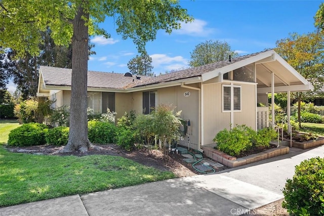 542 Via Estrada Unit A, Laguna Woods, CA 92637 - view of front facade with a front lawn