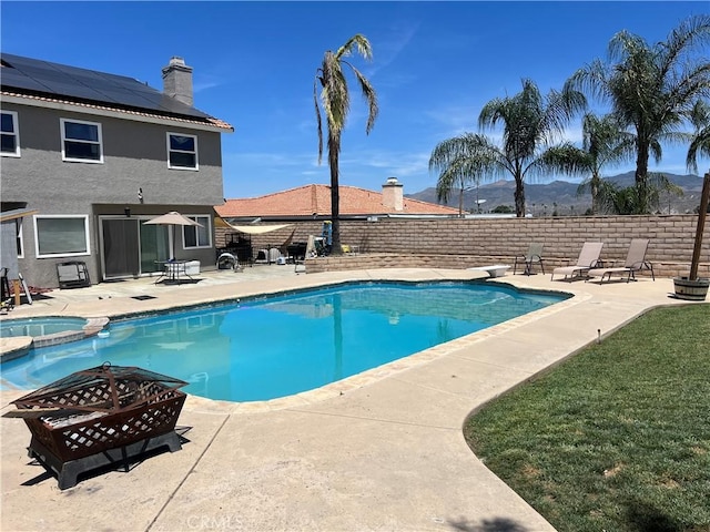 25886 Faircrest Cir, Hemet, CA 92544 - view of pool with a patio area, a fenced backyard, a mountain view, a pool with connected hot tub, and a diving board