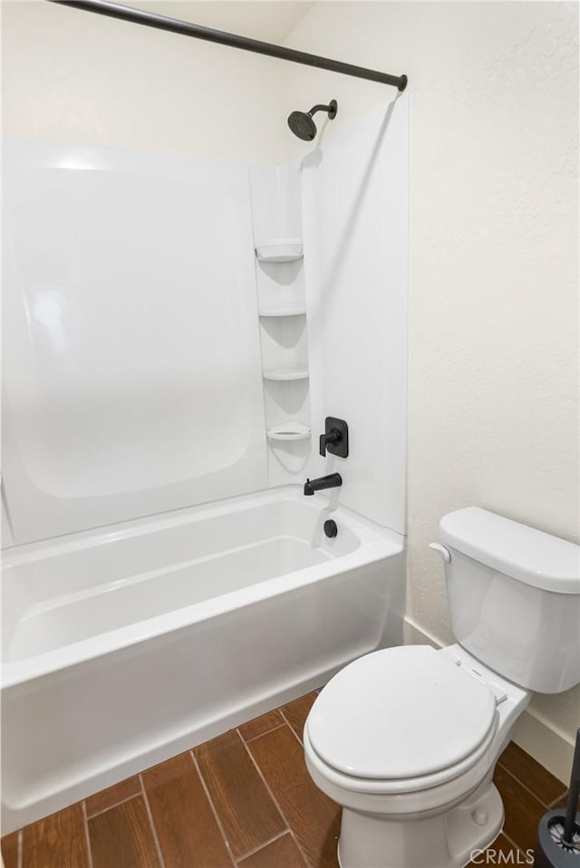522 Sansoni St, Los Banos, CA 93635 - full bathroom featuring wood finish floors, toilet, and tub / shower combination