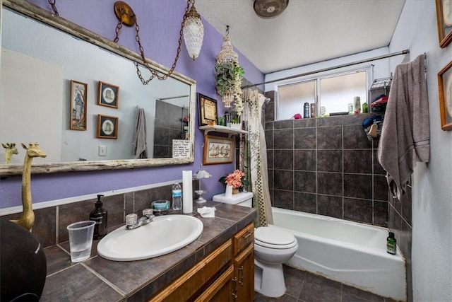 56455 Carlyle Dr, Yucca Valley, CA 92284 - bathroom featuring toilet, tile patterned floors, vanity, and shower / bathtub combination with curtain