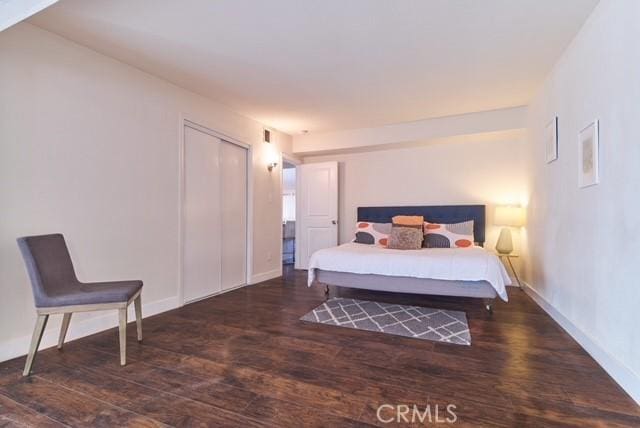 68600 E St, Cathedral City, CA 92234 - bedroom featuring wood finished floors, baseboards, and a closet