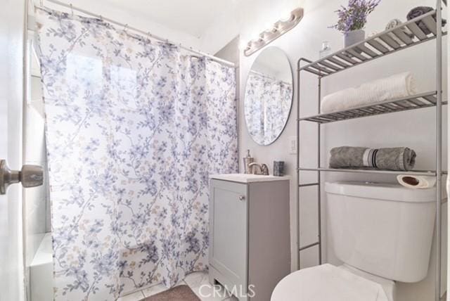 68600 E St, Cathedral City, CA 92234 - full bathroom featuring vanity, toilet, and shower / tub combo with curtain