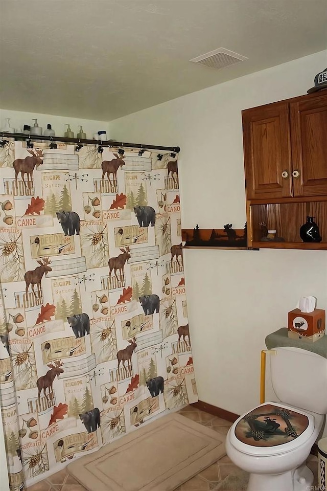 13853 Charlann Rd, Valley Center, CA 92082 - full bath featuring tile patterned floors, toilet, and curtained shower