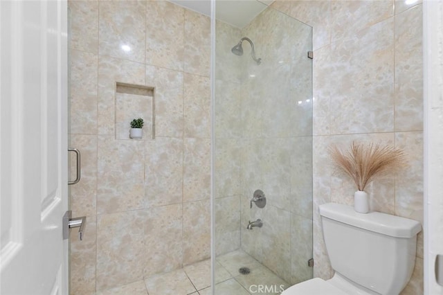 4906 W 5th St Unit C, Santa Ana, CA 92703 - bathroom with tiled shower, toilet, and tile walls