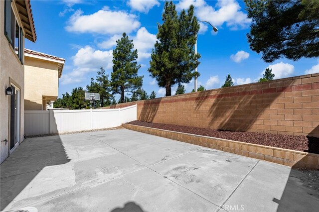 1634 Rigel St, Beaumont, CA 92223 - fenced backyard with a patio area