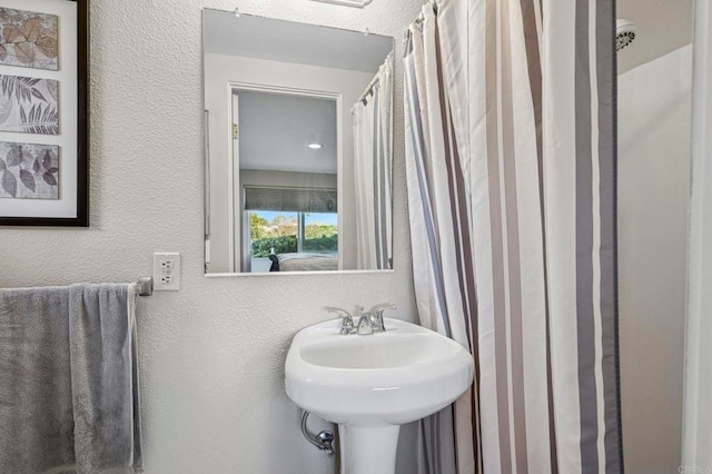 3016 Alta Vista Dr, Fallbrook, CA 92028 - bathroom featuring a textured wall