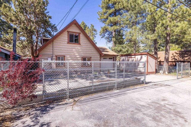 817 E Mountain View Blvd, Big Bear City, CA 92314 - view of front of property with a garage