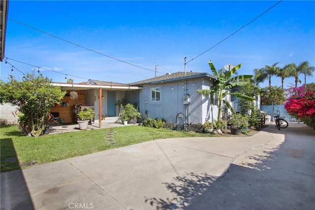 338 W Glencoe St, Compton, CA 90220 - rear view of property featuring a yard and stucco siding