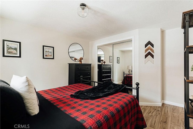26625 Pinehurst Dr, Lake Arrowhead, CA 92352 - bedroom featuring light wood-type flooring, baseboards, and a textured ceiling