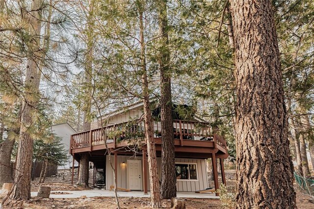 26625 Pinehurst Dr, Lake Arrowhead, CA 92352 - back of property with board and batten siding and a wooden deck