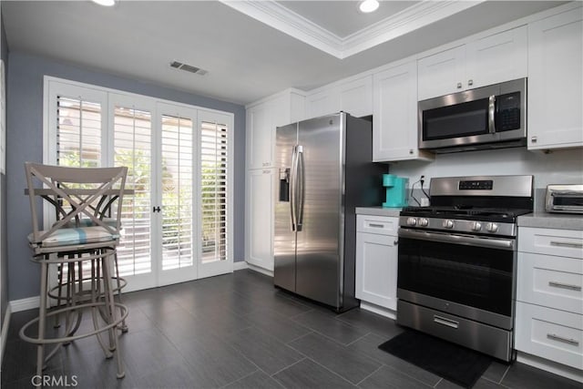 54229 Oakhill Ln, Quinta, CA 92253 - kitchen featuring stainless steel appliances, white cabinetry, ornamental molding, recessed lighting, and baseboards
