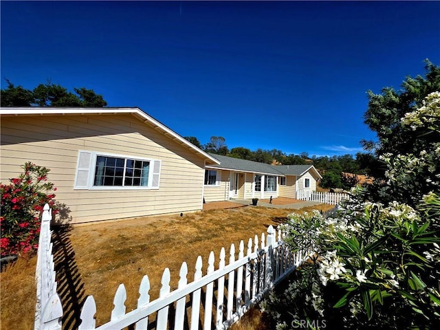 39560 S Lilley Way, Coarsegold, CA 93614 - ranch-style home with a patio area