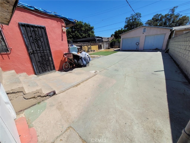 2920 Van Buren Pl, Los Angeles, CA 90007 - view of detached garage
