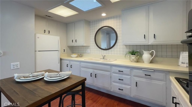 13800 Annandale Dr Unit 37A, Seal Beach, CA 90740 - kitchen featuring freestanding refrigerator, a sink, backsplash, white cabinets, and light countertops