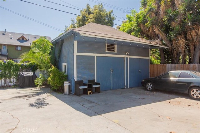 2712 Kenwood Ave, Los Angeles, CA 90007 - garage featuring concrete driveway