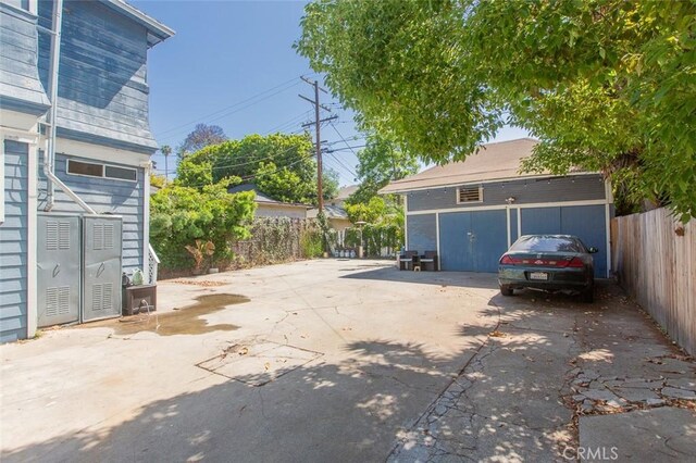 2712 Kenwood Ave, Los Angeles, CA 90007 - garage featuring concrete driveway